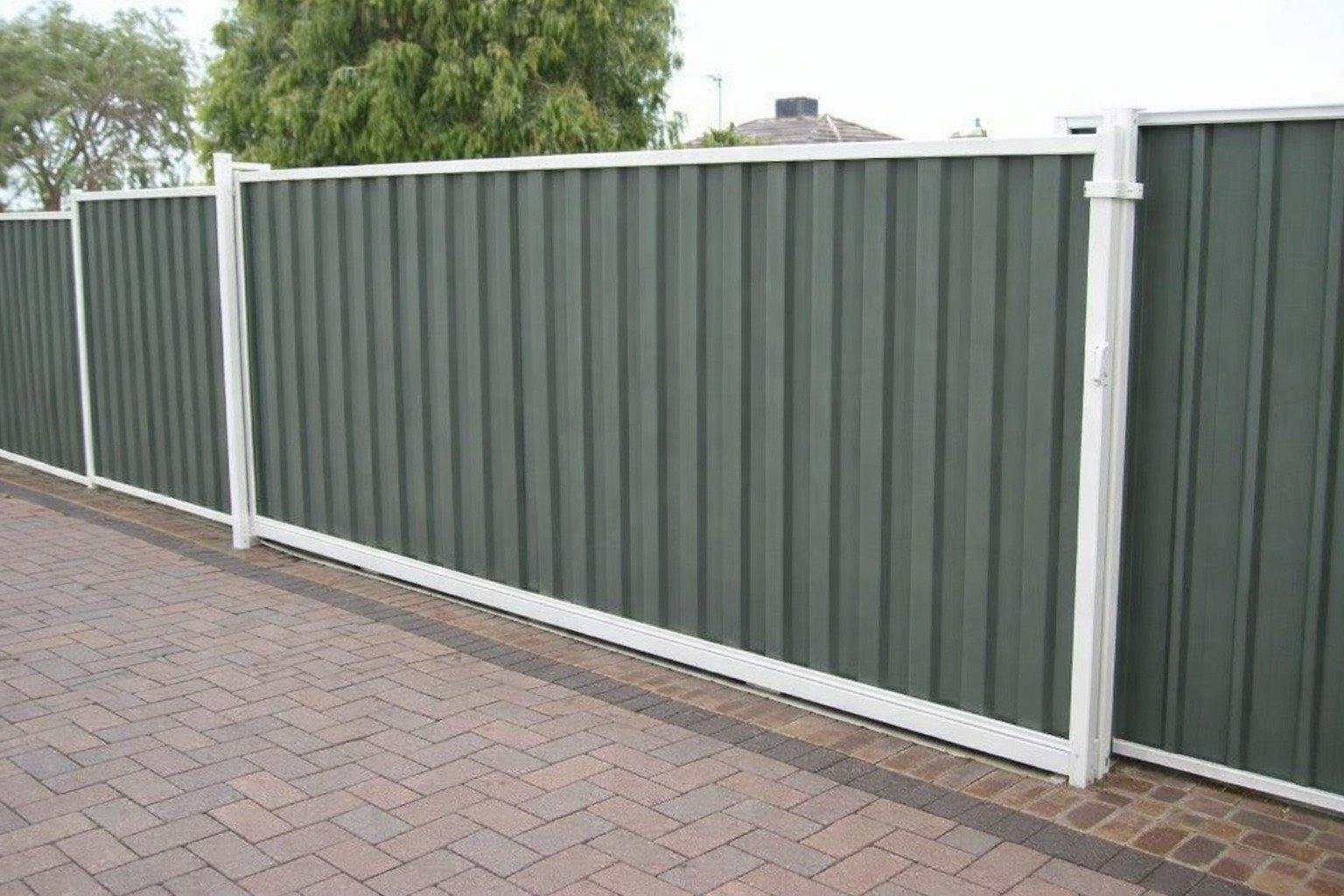 Aluminium sliding gate