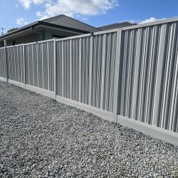 1800 HIGH Ezzy Fit fence on sleeper 2 (1)